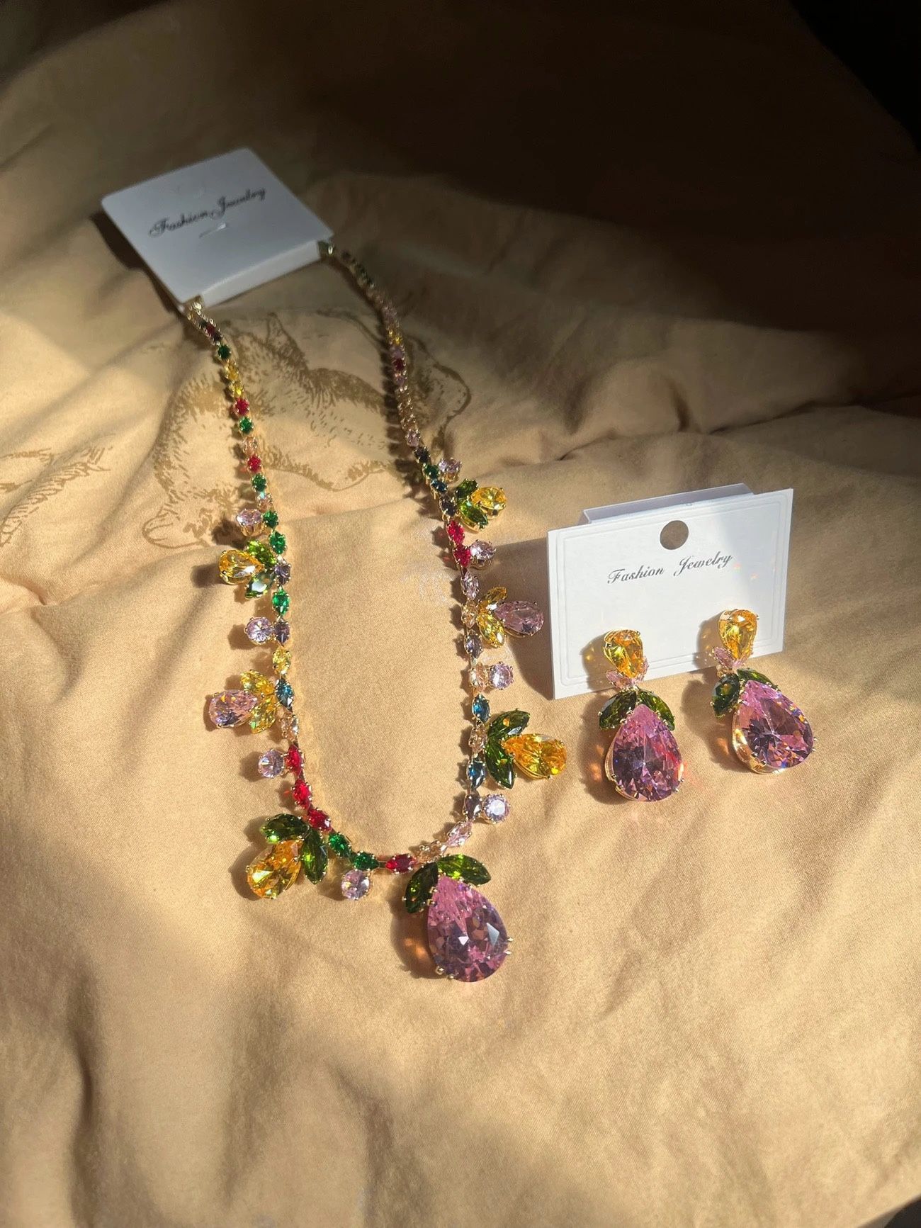 The performance featured a vine-themed mermaid tears rainbow gemstone necklace and a runaway princess Barbie pink teardrop zircon earrings