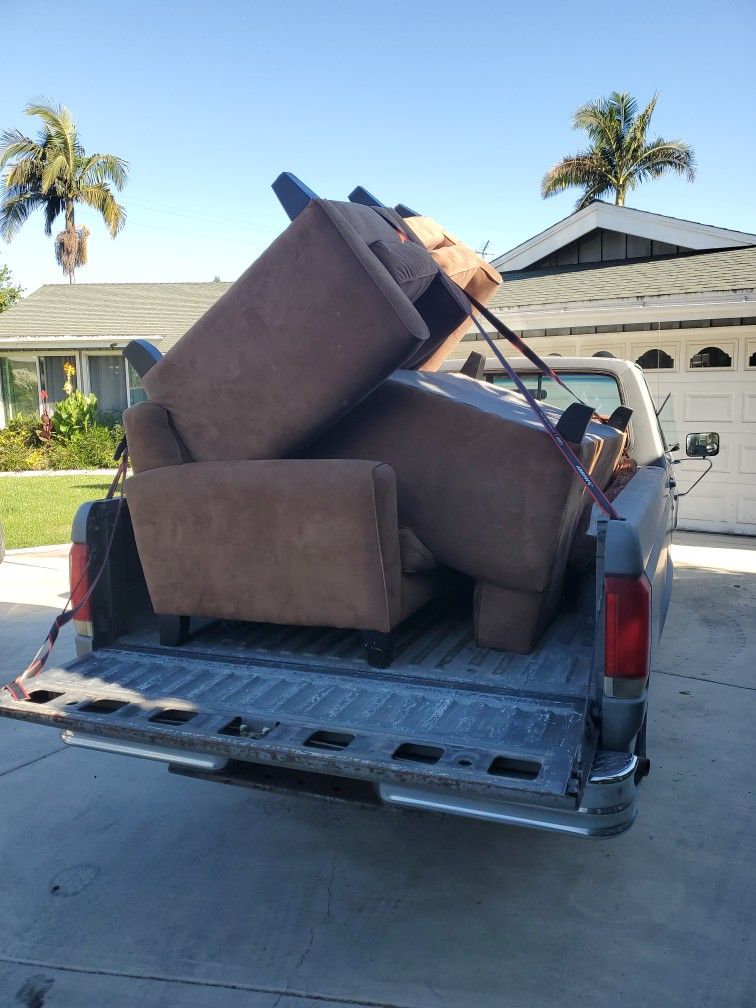 Complete Sofa Set With Love Seat 5×3feet, Long Sofa 6×3feet And Two Individual Sofa Seats. Loaded For 5 Mile Radius Delivery