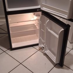 Working Cold Black+Decke
r 3.3 cubic foot, two-door compact refrigerator