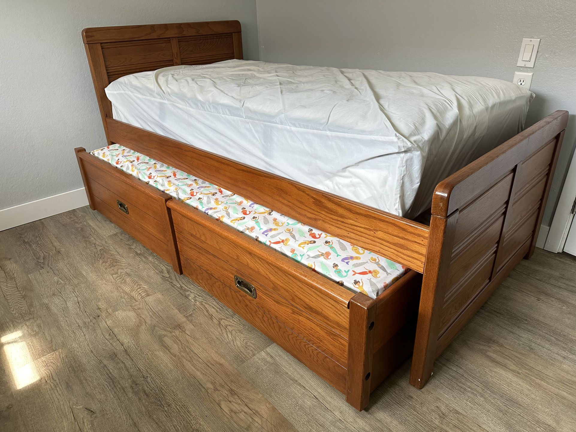 Trundle Bed. W/mattresses