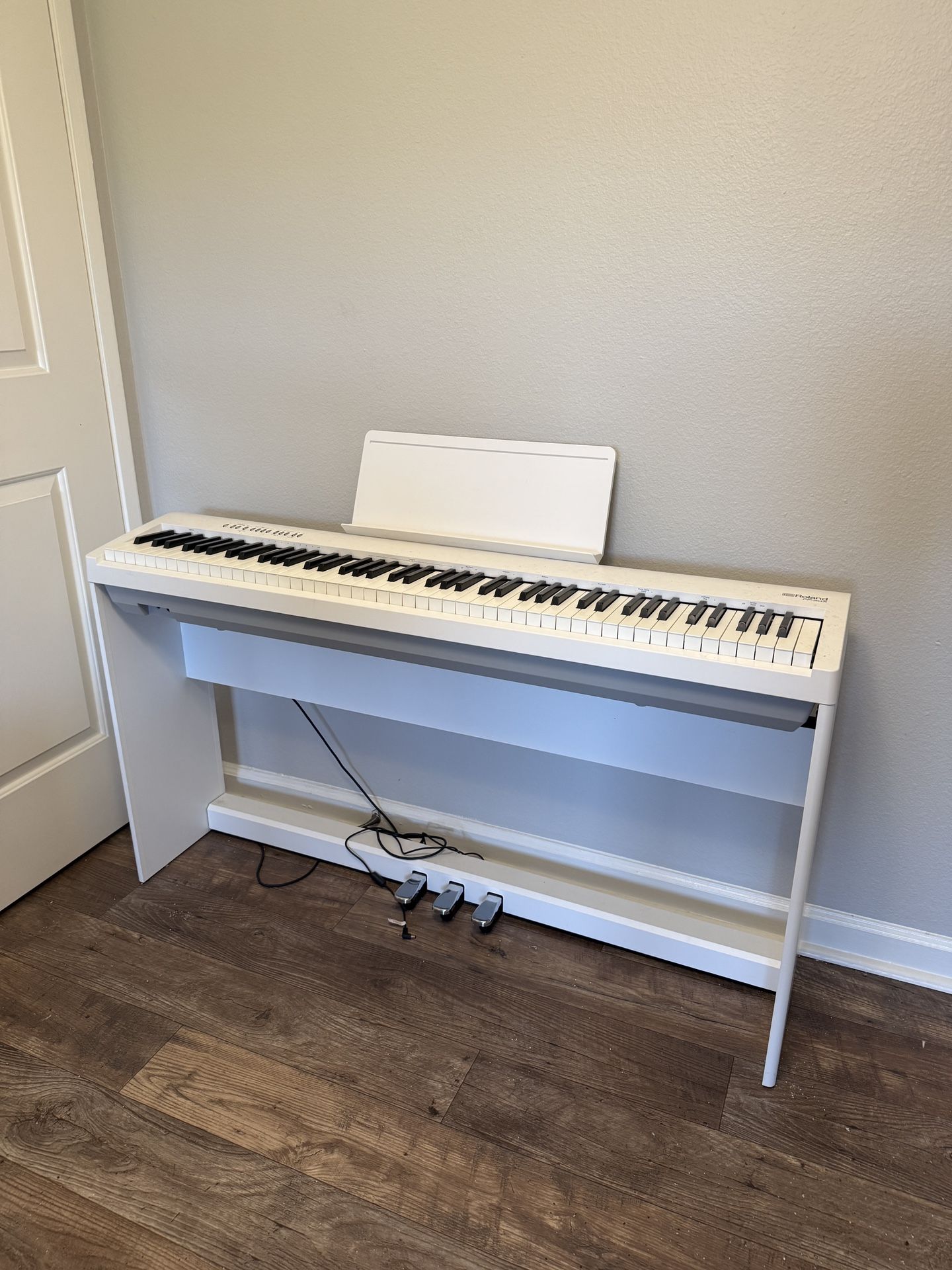 White Roland Piano NO BENCH