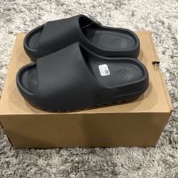 Yeezy Slides Size 6 Onyx