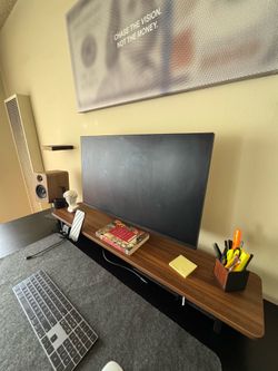Ben Q Gaming Computer Monitor 32” (+ ergonomic floating tv arm)