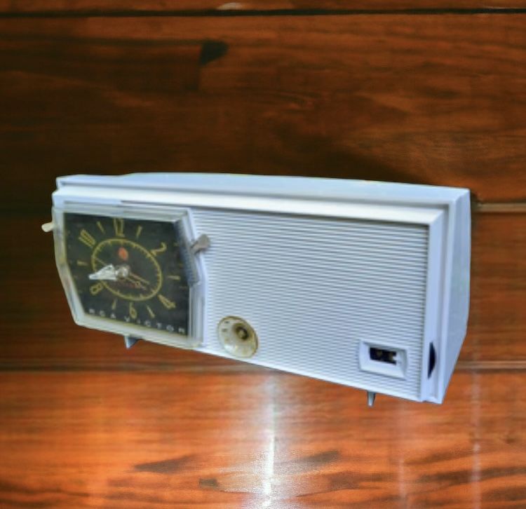 PAPER WHITE Mid Century Retro RCA Victor C-4E Clock Radio 1959 Tube AM Clock Radio Works Great!