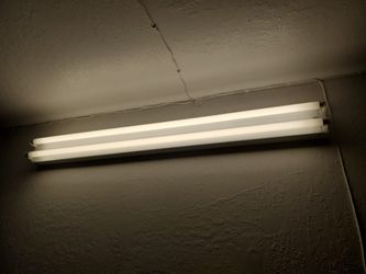 4 Ft. Light fixture w/ light bulbs 120v