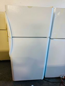 Like-New White Frigidaire Refrigerator – Spacious & Reliable