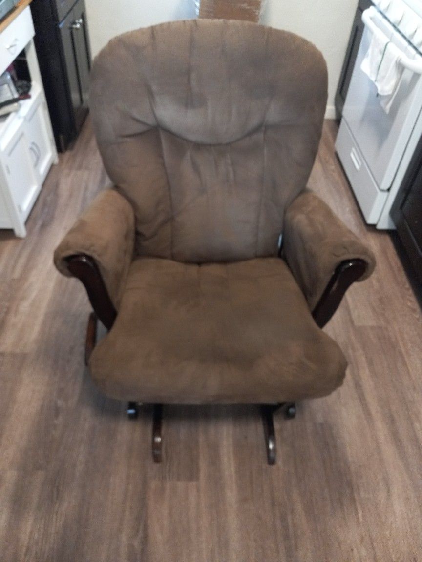 Hi Everyone Selling A Beautiful Glinder Chair For Only $40 OBO