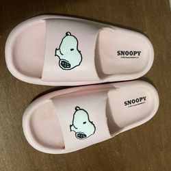 Size 8/9 Snoopy pink slides 