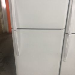 White 18 Cubic Foot Top Freezer Refrigerator 