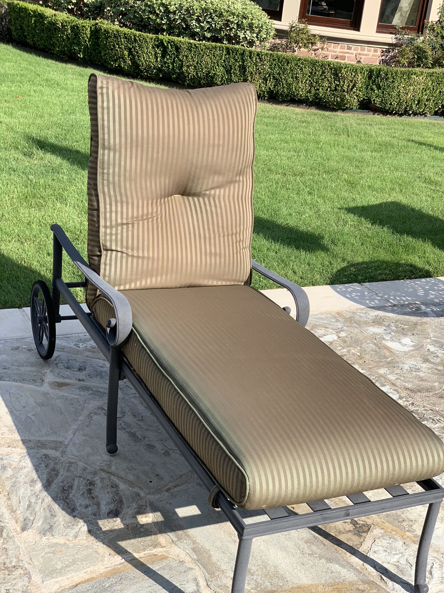 in pool lounge chairs on R7emek Zvwfzm