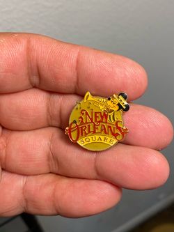 DISNEYLAND ITEMS/PINS/NECKLACE