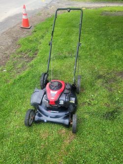 Murray 140cc  Lawn mower 21 in cut .. You can either mulch  Or leave  the flapper on the side So the grass can shoot out the side of the deck this uni