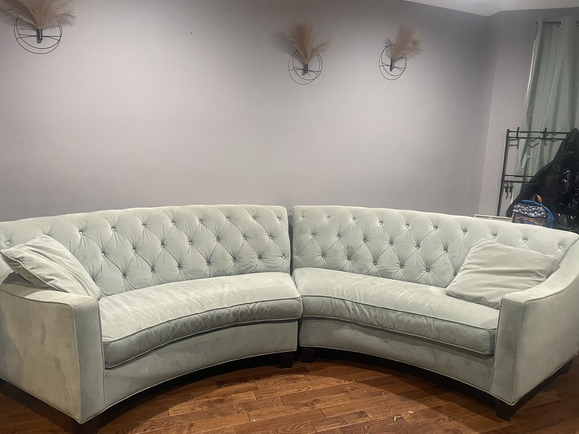 CURVED TUFTED SOFA