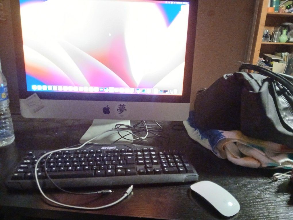 iMac w/Keyboard & Mouse