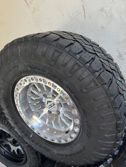 Vendo set de rines nuevos 17x9 de 6-139.7 lugs con llantas 315/70/r17 Goodyear