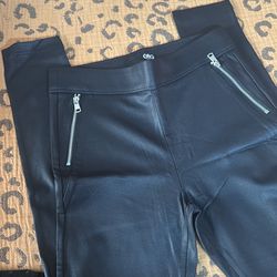 Lightly used Guess Leggings Size: M