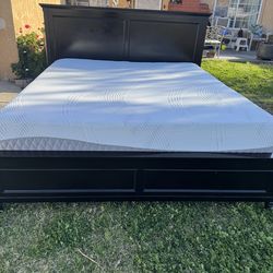 Beutiful Calif king bed with good mattress set