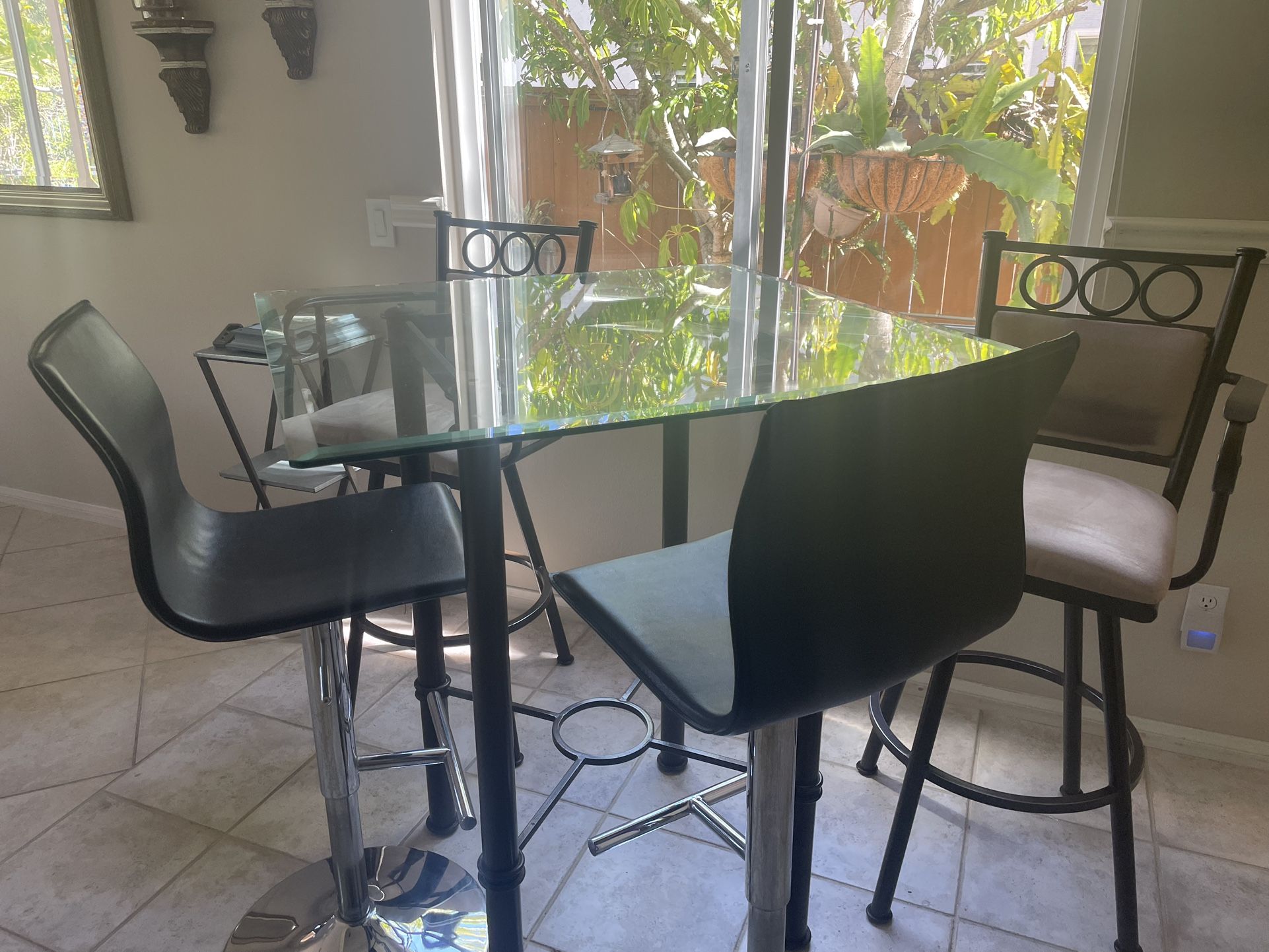 Glass Cause Dining Table Set