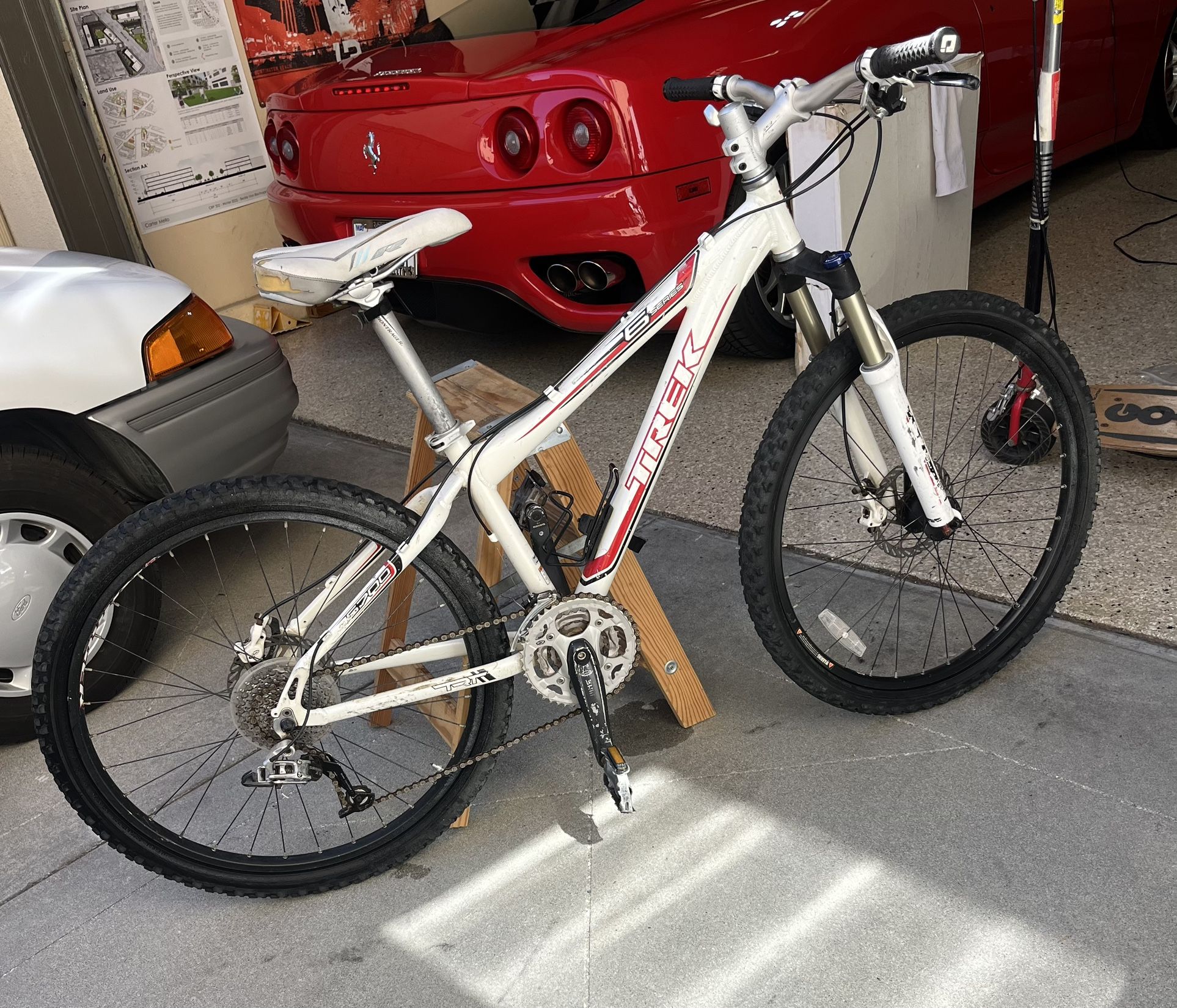 TREK 6 Series 6700 Hardtail Mountain Bike Rock Shox 15.5in Alpha MSRP $1150
