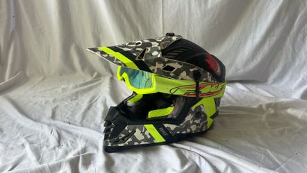 Motorcycle helmet with goggles