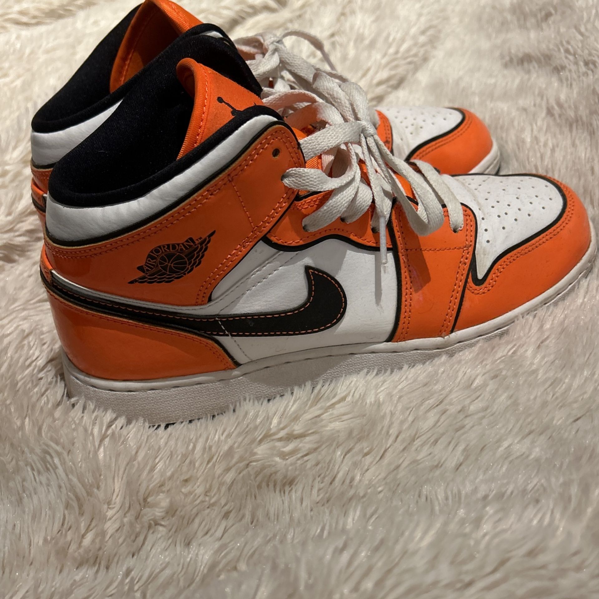Air Jordan 1 Retro Mid SE Turf Orange Size 7Y