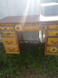 Desk,,25 cash,get it before trash pick up comes