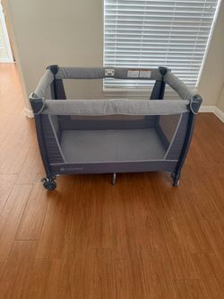 Play pin with changing table and bassinet in 1