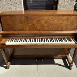 BALDWIN PIANO Classic Upright Piano
