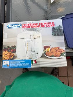 DELONGHI Deluxe Deep Fryer.. NEW