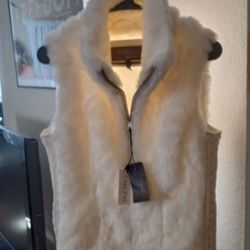 SI SONO BRAND NEW TAGS ON FAUX FUR WHITE ZIP UP  Fuzzy Vest  So Cute 10$ 