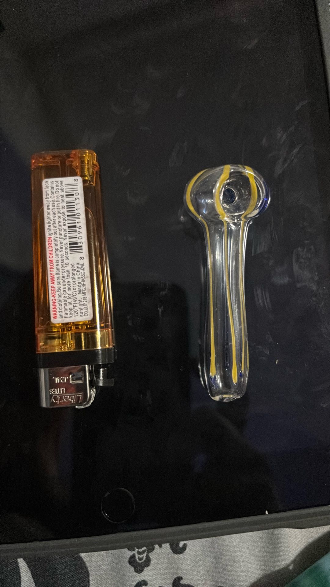 Lot Of glass Pipes (1150 Pieces Estimated)