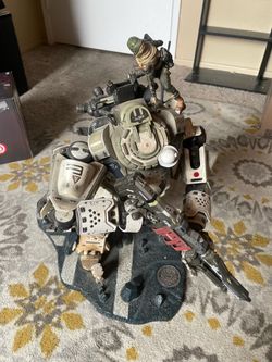 Huge Titan fall 2 special edition statue