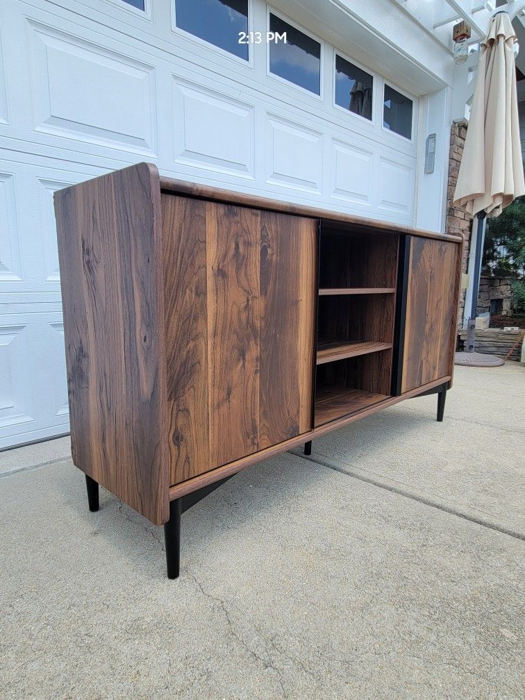 Mid-century Style TV Stand Media Console In Walnut Finish