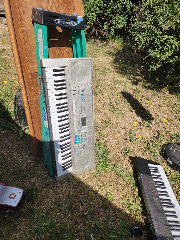 electric pianos casio need powersupply both work great