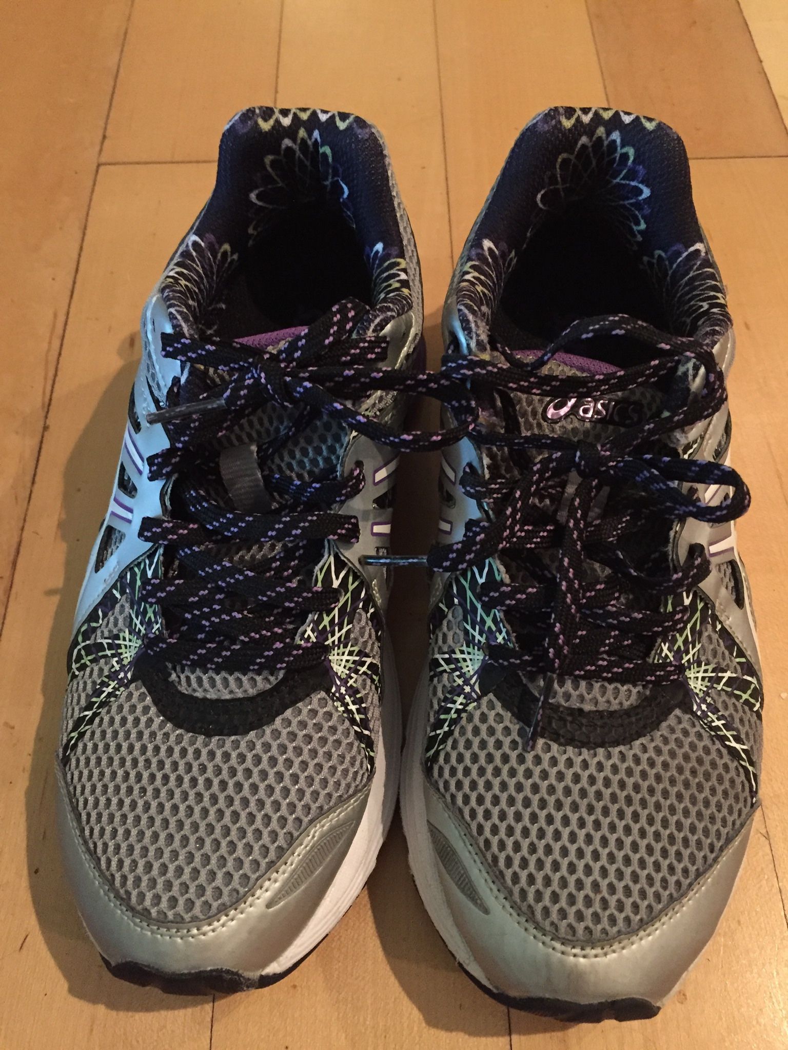 LIKE NEW WOMENS ASICS SIZE Gel KAYANO