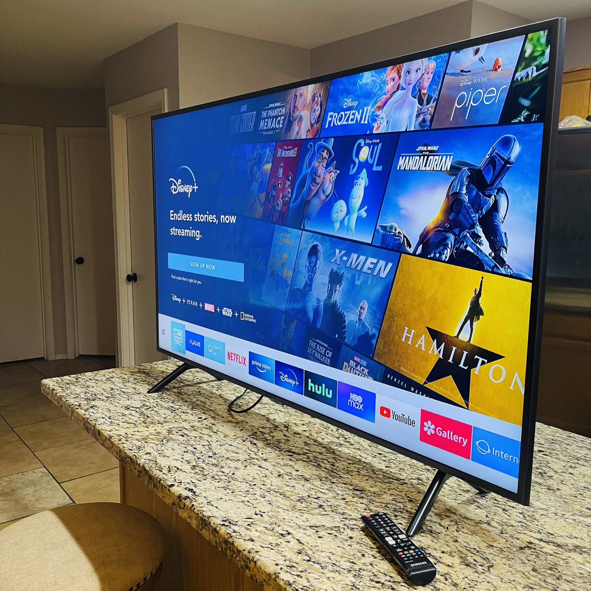 2025 Samsung 55” Smart Tv UHD HDR 4k! Excellent Picture!!