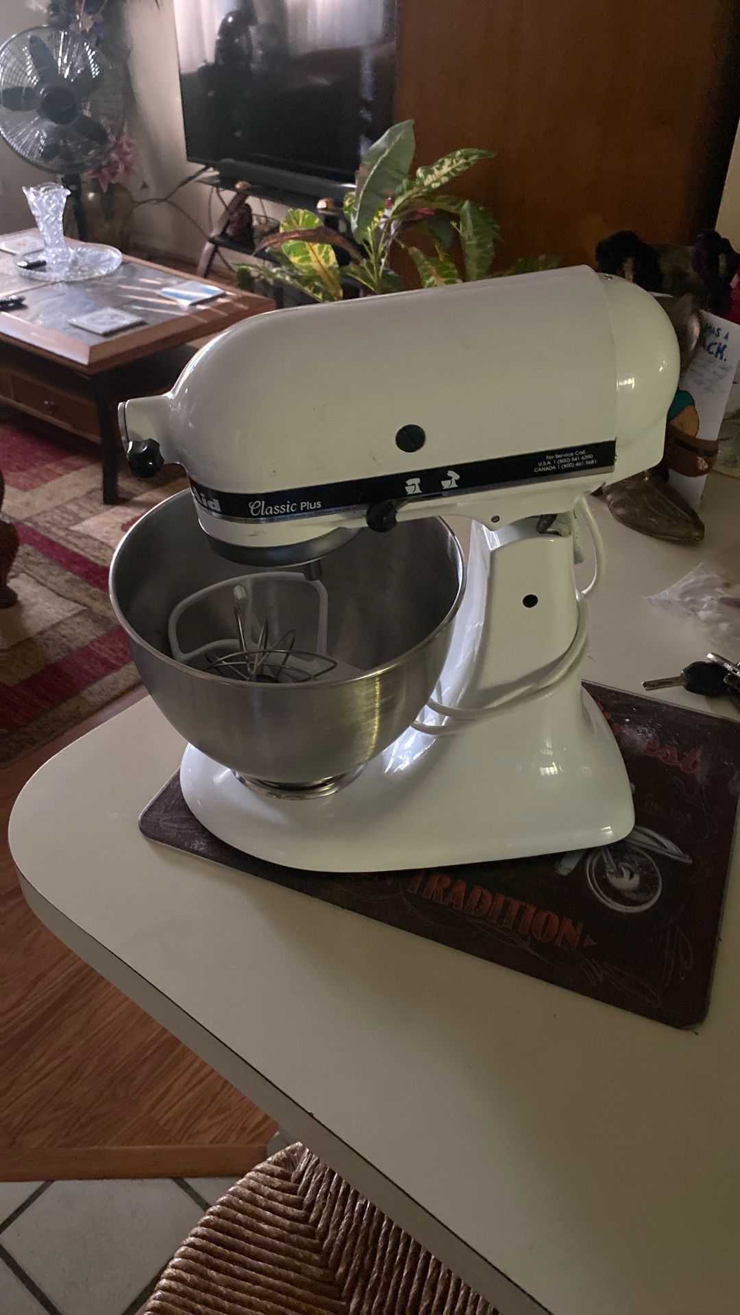Kitchen aid mixer 10 speed never used bought it don’t need it or .5 quart bowl everything is there
