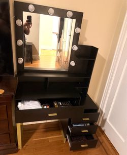 Vanity set with lighted mirror