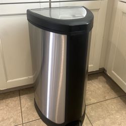 Stainless Steel Step Trash Can – 13 Gallon