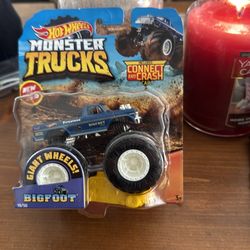 Hot Wheels 2019 Monster Trucks BIGFOOT Giant Wheels VHTF
