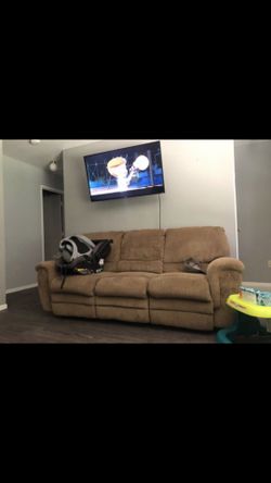 Couches with dual recliner