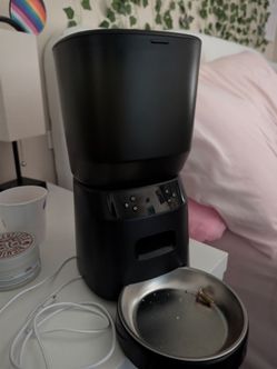 Automatic cat or puppy feeder