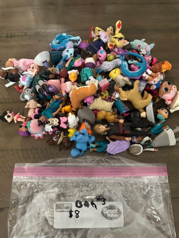 Toy lot ❤️ $8