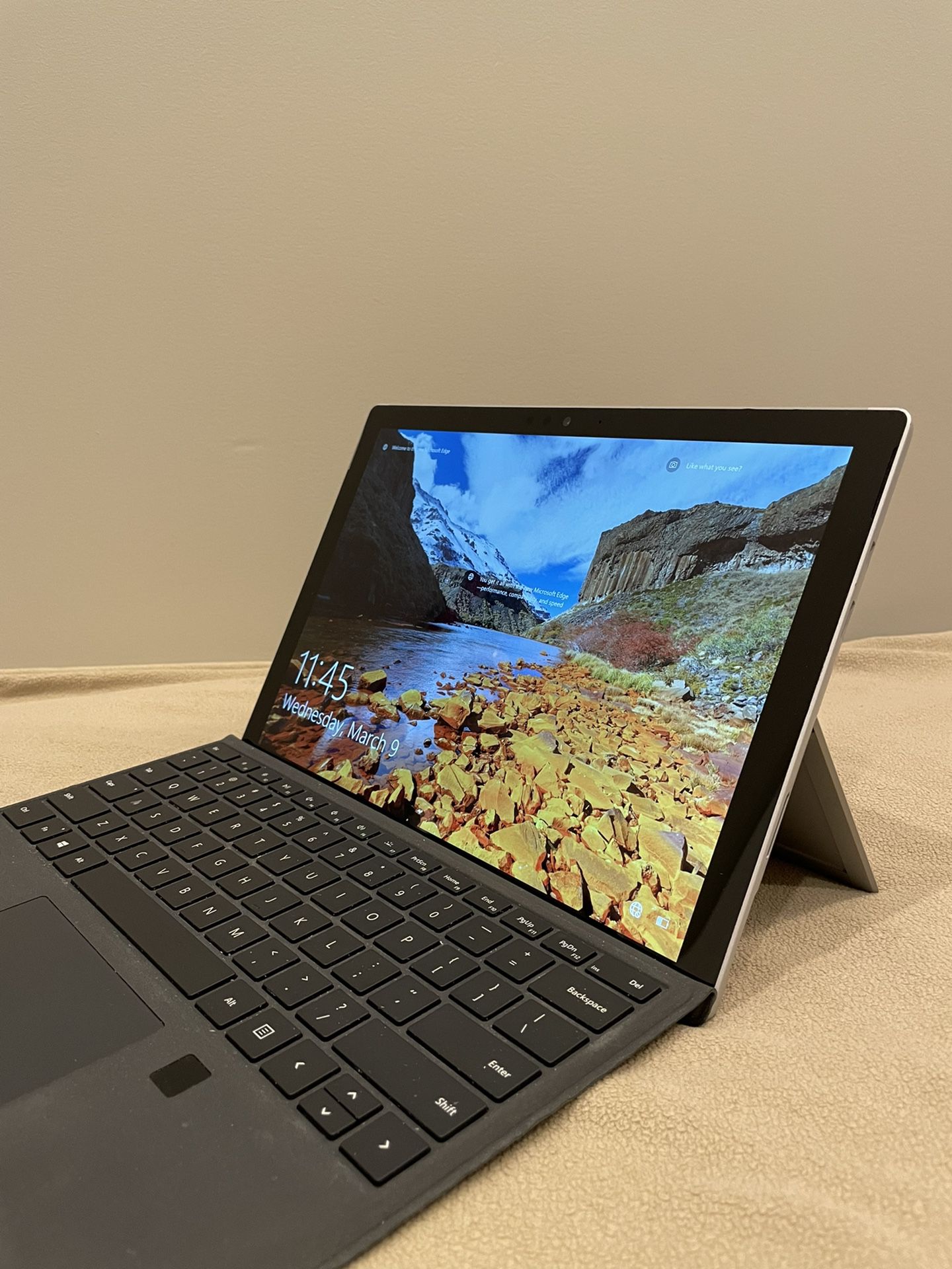 Microsoft Surface Pro 5 Laptop / Tablet Windows 10 PC