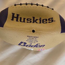 Washington Huskies Bag Ball Items 