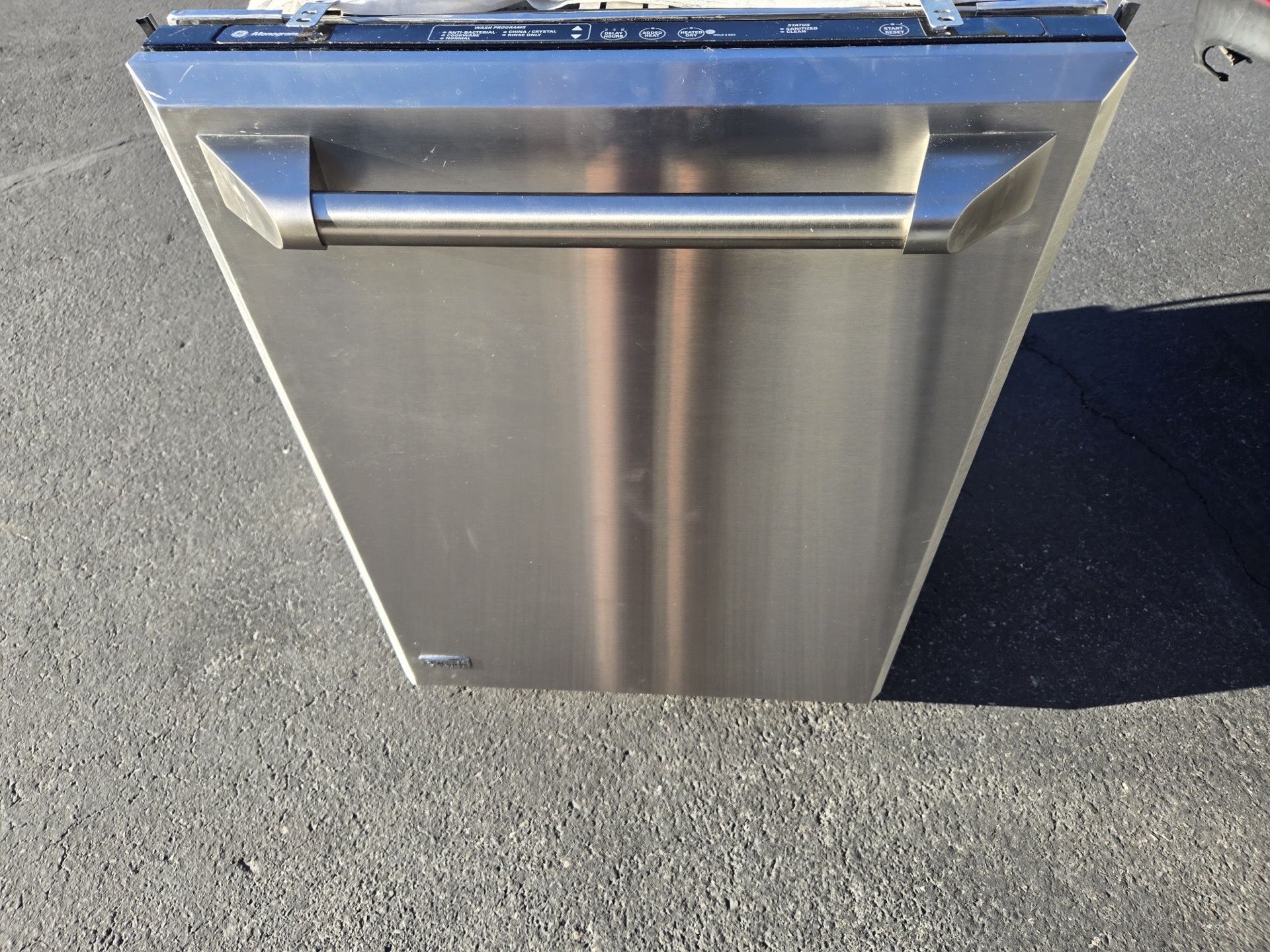 HIGH END - GE 24” MONOGRAM DISHWASHER IN STAINLESS STEEL - DELIVERY AVAILABLE