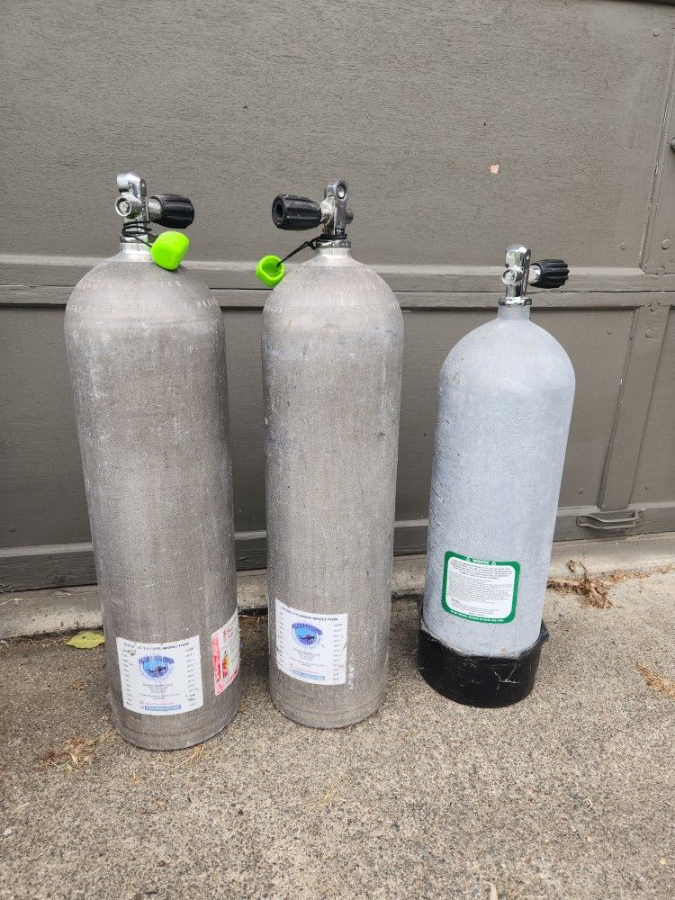 3 Scuba diving tanks