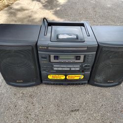 Aiwa CA DW470U boom box CD player cassette player radio amplifier and stereo speakers 