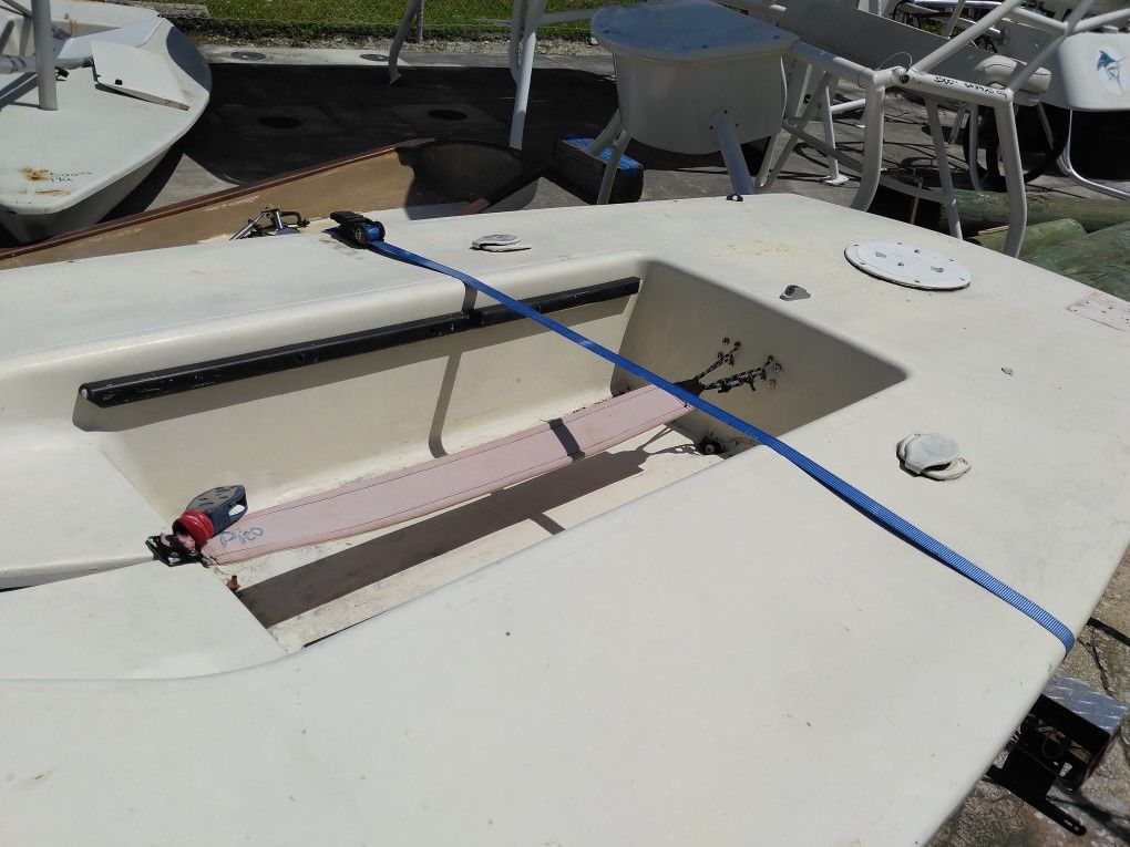 AV1770002 Laser Sailboat With Mast, Boom, Rudder/Tiller, Sail