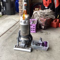 Dyson vacuum cleaner works excellent perfect condition with all attachment include